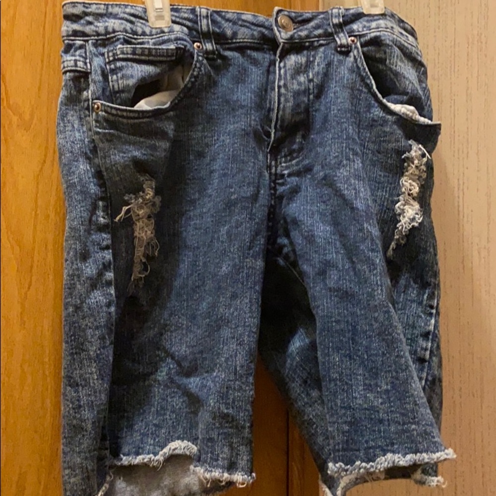 Men’s ripped denim shorts